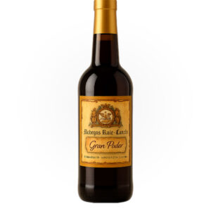 Botella de vino ‘Gran Poder’ de Bodegas Ruiz-Canela, con etiqueta amarilla envejecida estilo vintage y cápsula dorada sobre fondo blanco