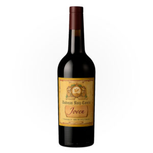 Botella de vino ‘Joven’ de Bodegas Ruiz-Canela, con etiqueta vintage amarilla envejecida y cápsula marrón sobre fondo blanco.