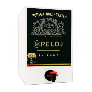 Envase Bag-in-Box de vino ‘Reloj en Rama’ de Bodega Ruiz-Canela, con etiqueta negra y dorada y grifo dispensador rojo en la parte frontal sobre fondo blanco.