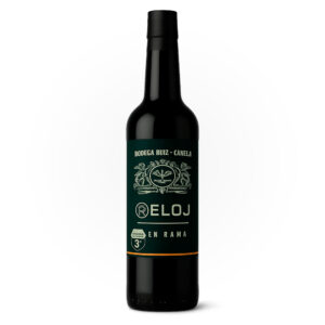 Botella de vino ‘Reloj en Rama’ de Bodegas Ruiz-Canela, con cápsula negra y etiqueta verde oscuro con detalles y texto dorados, sobre fondo blanco.