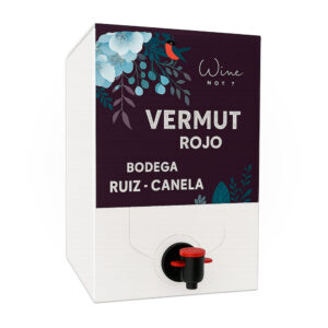 Envase Bag-in-Box de vermut rojo casero Bodega Ruiz-Canela con etiqueta morada decorada con flores y un grifo dispensador rojo en primer plano