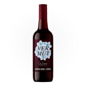 otella de vermut rojo casero ‘Wine Nott’ de Bodega Ruiz-Canela, con etiqueta burdeos decorada con flores azules y el texto VER­MUT en el centro sobre fondo blanco.