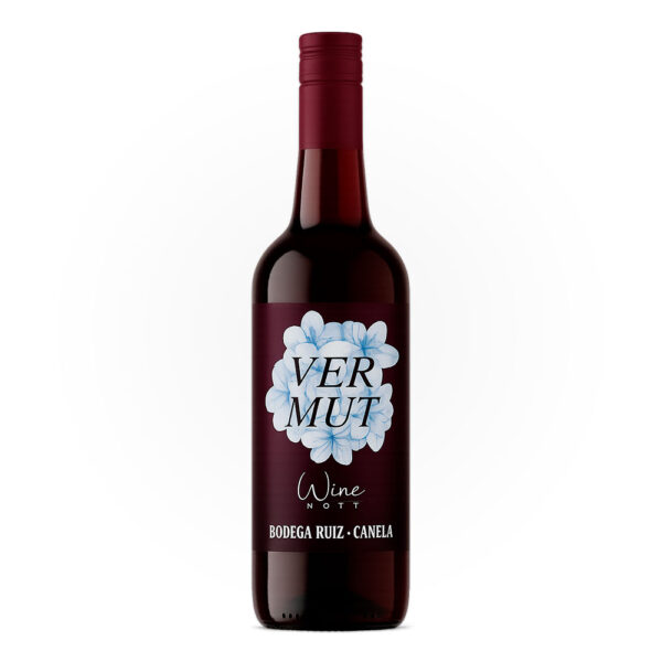 otella de vermut rojo casero ‘Wine Nott’ de Bodega Ruiz-Canela, con etiqueta burdeos decorada con flores azules y el texto VER­MUT en el centro sobre fondo blanco.