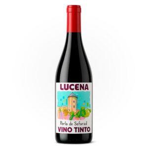 Botella de vino tinto ‘Perla de Sefarad’ de Bodegas Ruiz-Canela, con etiqueta blanca que muestra una torre y racimos de uvas en colores pastel, texto ‘LUCENA’ en morado y ‘VINO TINTO’ en la parte inferior sobre fondo blanco.